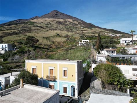 Property for sale, Stromboli, Lipari, Italy: 43 houses .